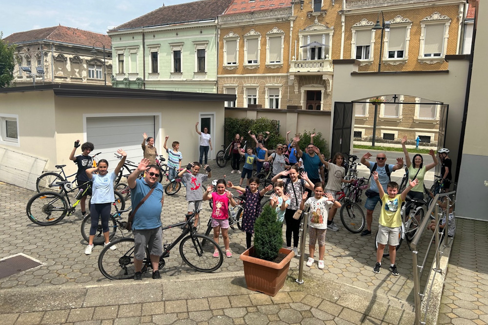 Župnik Petrić sa svojim mladim župljanima