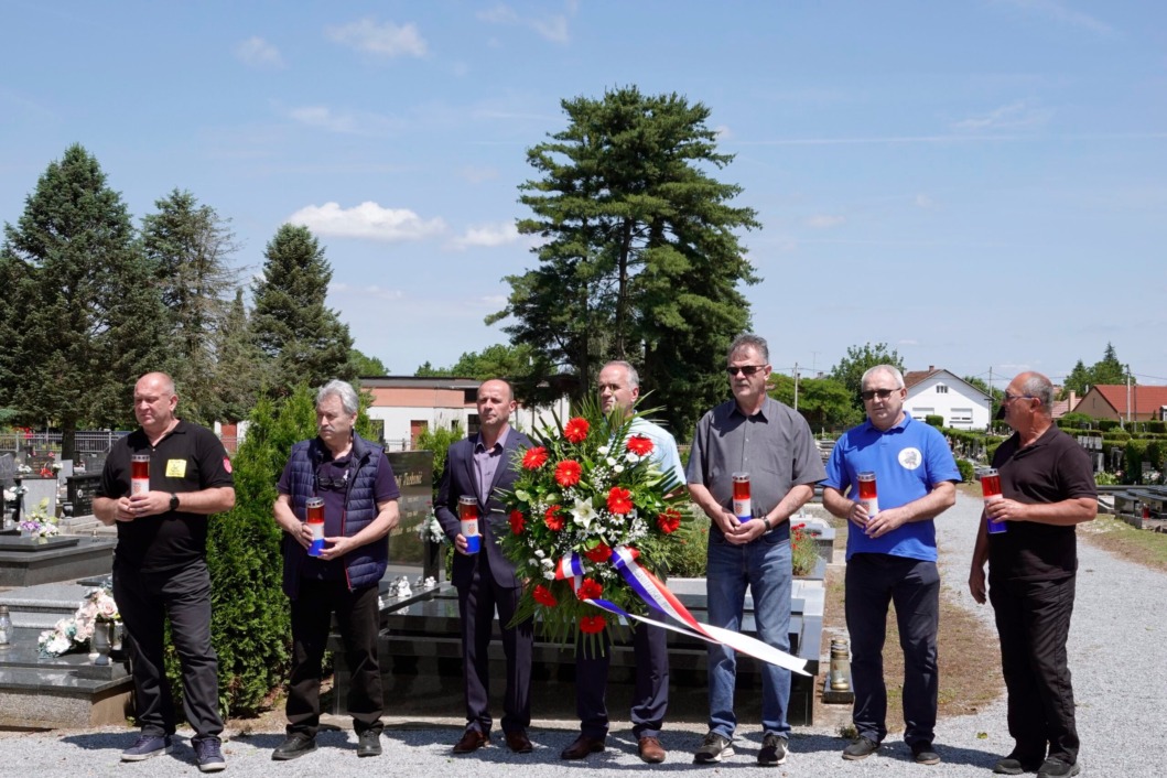 Paljenje svijeća i polaganje vijenaca za Dan državnosti na đurđevačkom groblju