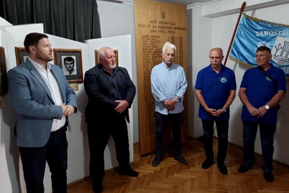 Načelnik Marko Magdić i branitelji u spomen sobi poginulih branitelja iz Domovinskog rata u Galeriji Križ