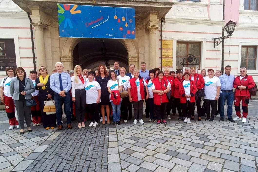 Gerontodomaćice i dionici projekta 'Omogućimo život u vlastitom domu' ispred varaždinske Županijske palače