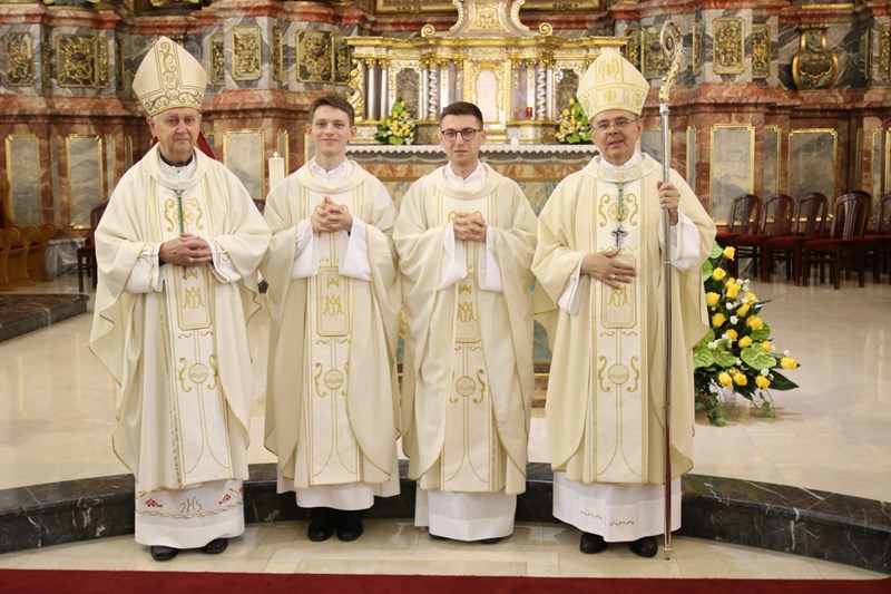 Mons. Mrzljak i mons. Radoš s novim svećenicima