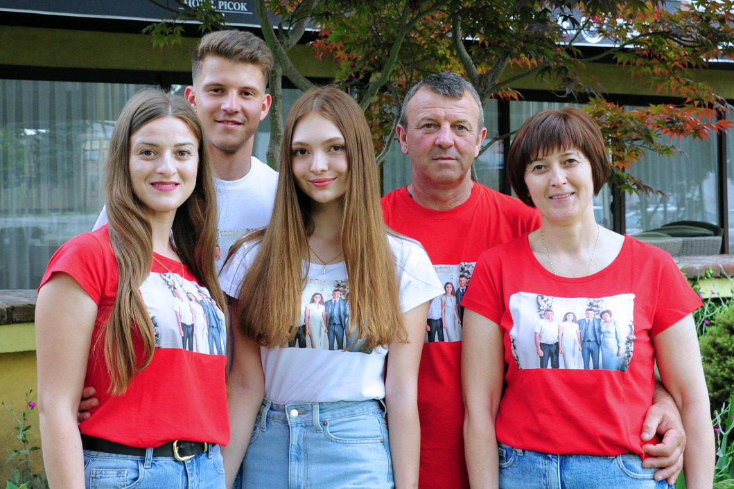 Anatoliy Snozyk s obitelji i djevojkom
