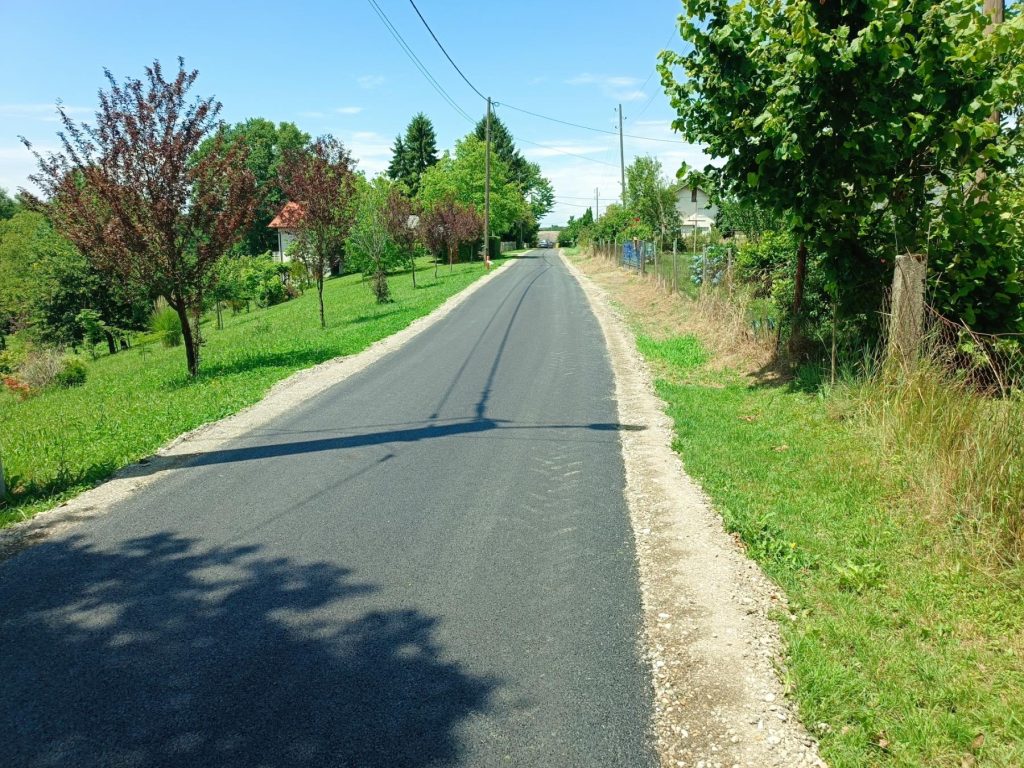 Odna od asfaltiranih nerazvrstanih cesta u naselju Gornji Prnjarovec