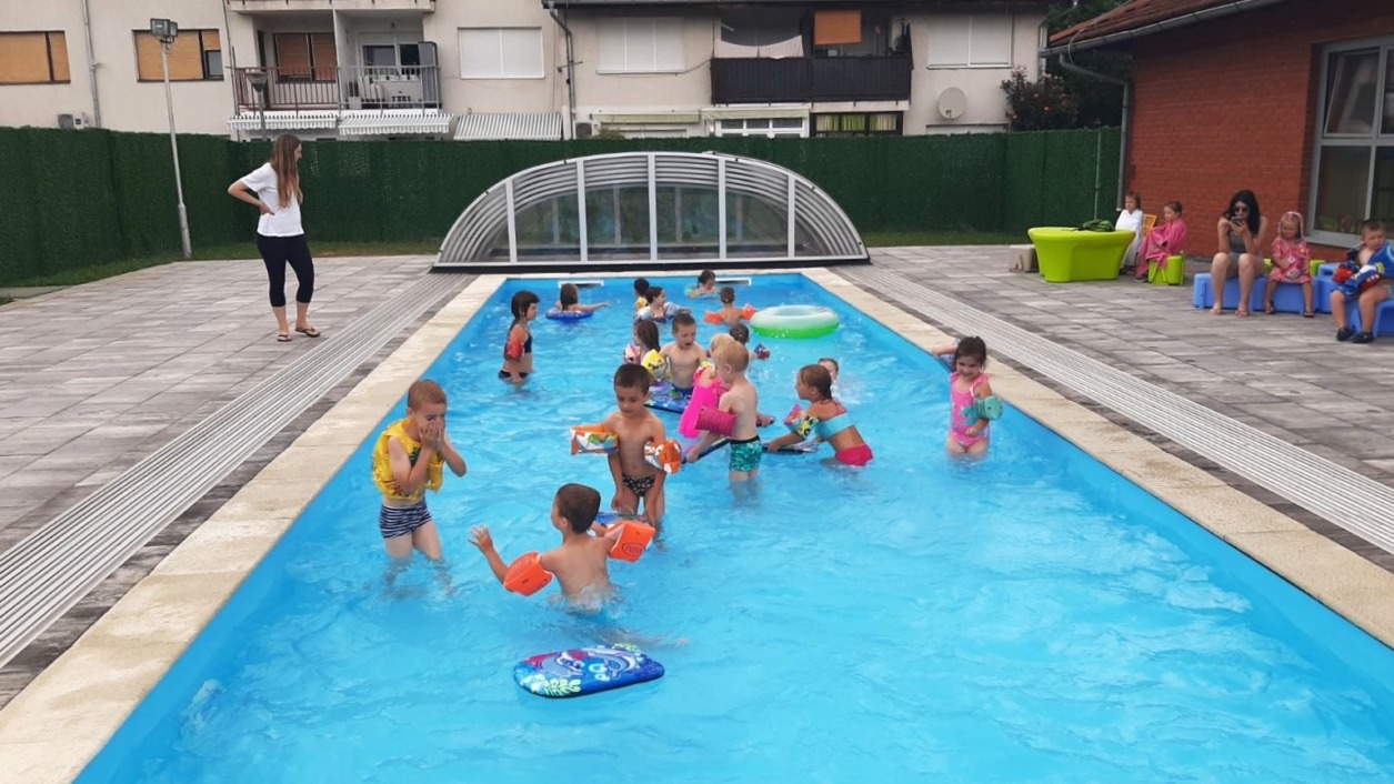 Đurđevački vrtićarci uživaju u bazenu DV Maslačak