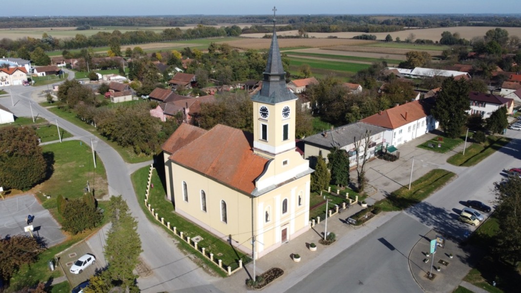 Pogled na središte Gole i župnu crvu Sveta tri kralja