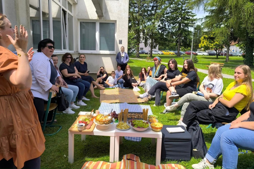 Članovi Književnog kluba u parku ispred knjižnice Srednje škole