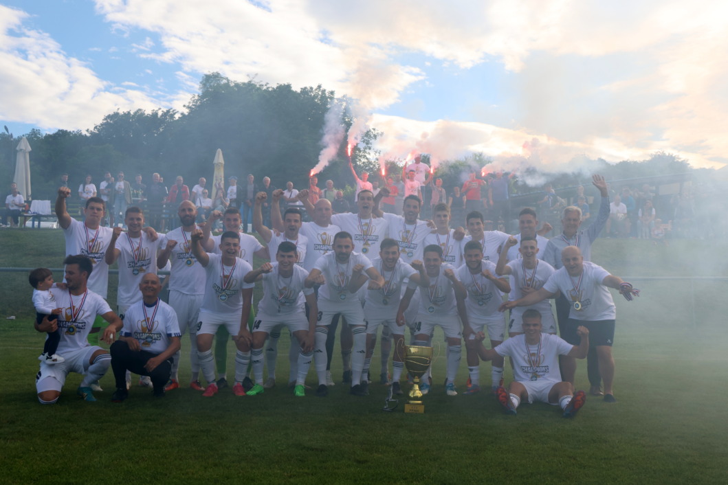 Veliko slavlje igrača i navijača Tehničara iz Cvetkovca nakon osvojenog naslova u Četvrtoj ligi
