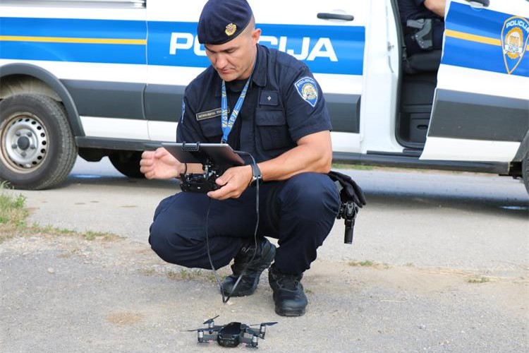 Policajac s dronom
