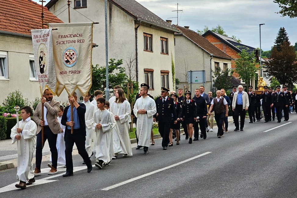 Tradicionalna procesija na Antunovo ulicama Novog Marofa