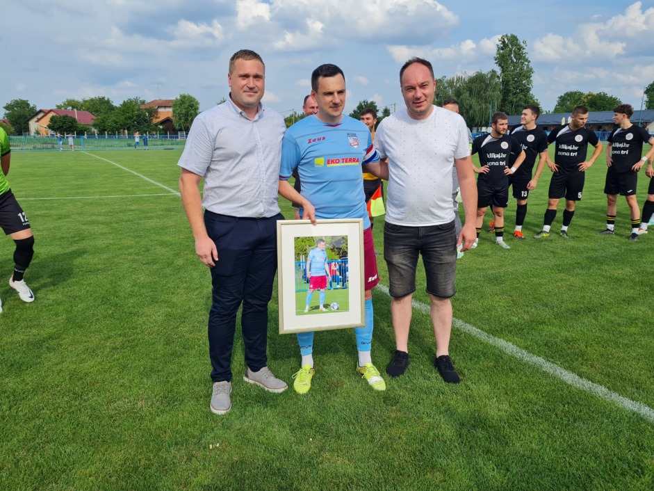 Mario Rac na oproštaju od seniorskog nogometa od predstavnika Sloge dobio je prigodne poklone