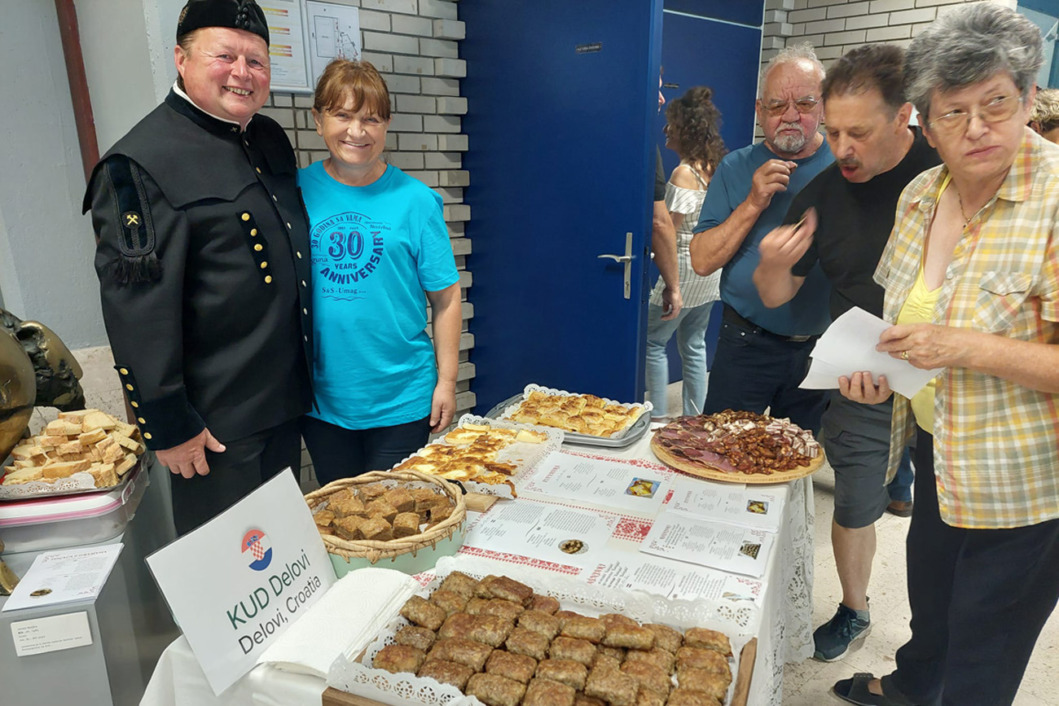 Degustacija tradicionalnih jela na Međunarodnom festivalu folklora u Sloveniji