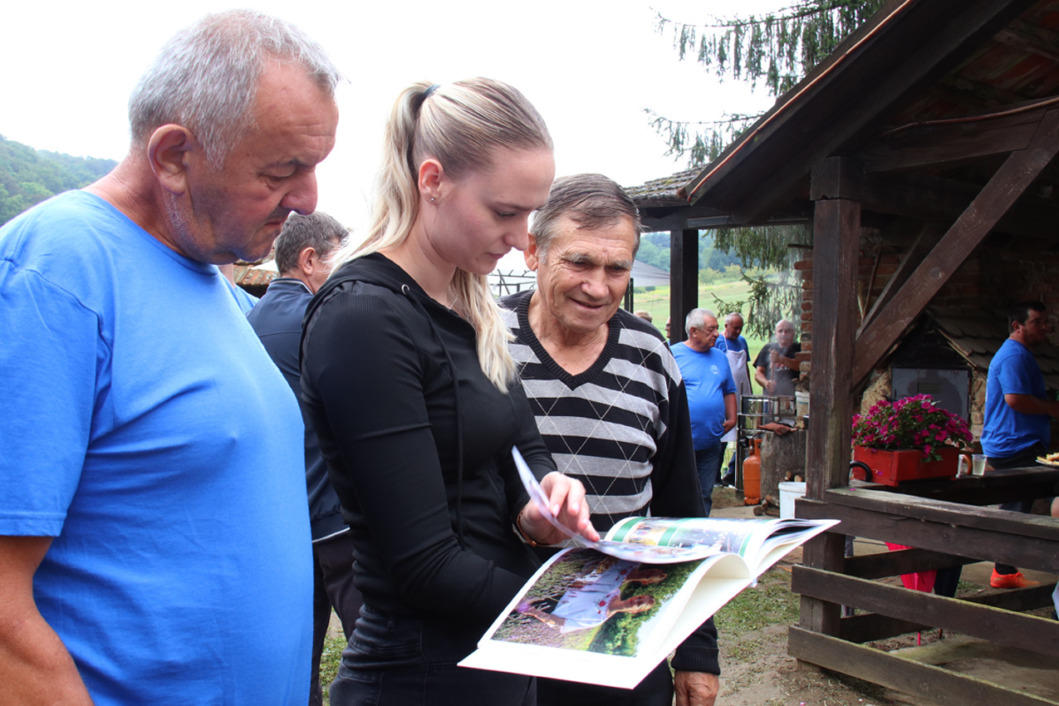 Članovi Foto-kino kluba Picok mještanima Svete Ane poklonili monografiju