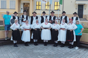 Članovi folklorne i tamburaške grupe KUD-a Delovi