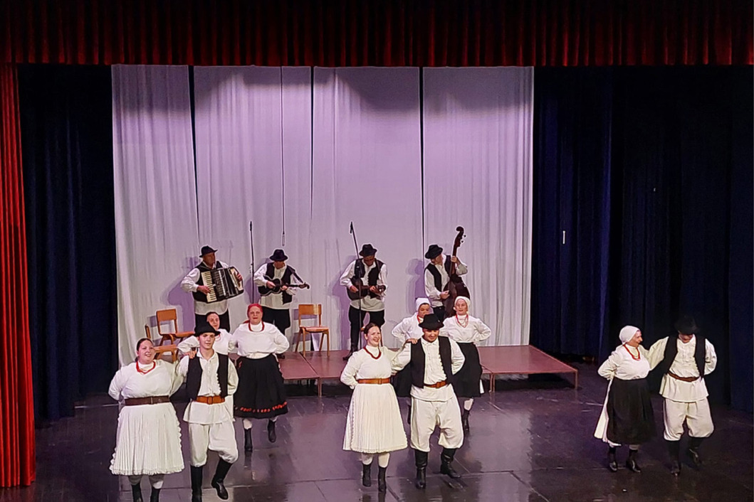 Članovi folklorne i tamburaške grupe KUD-a Delovi