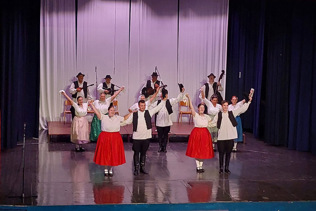 Članovi folklorne i tamburaške grupe KUD-a Delovi