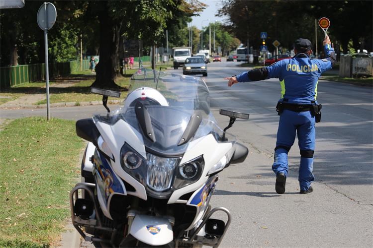 Policajac na motociklu zaustavlja