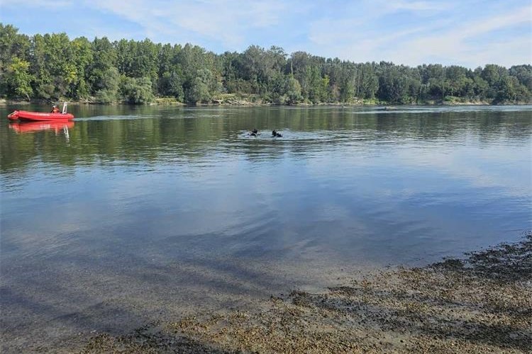 Ronioci u potrazi za tijelom u rijeci Dravi