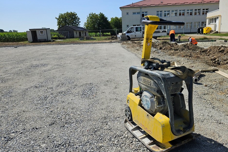 Radovi na rekonstrukciji školskog igrališta u Drnju