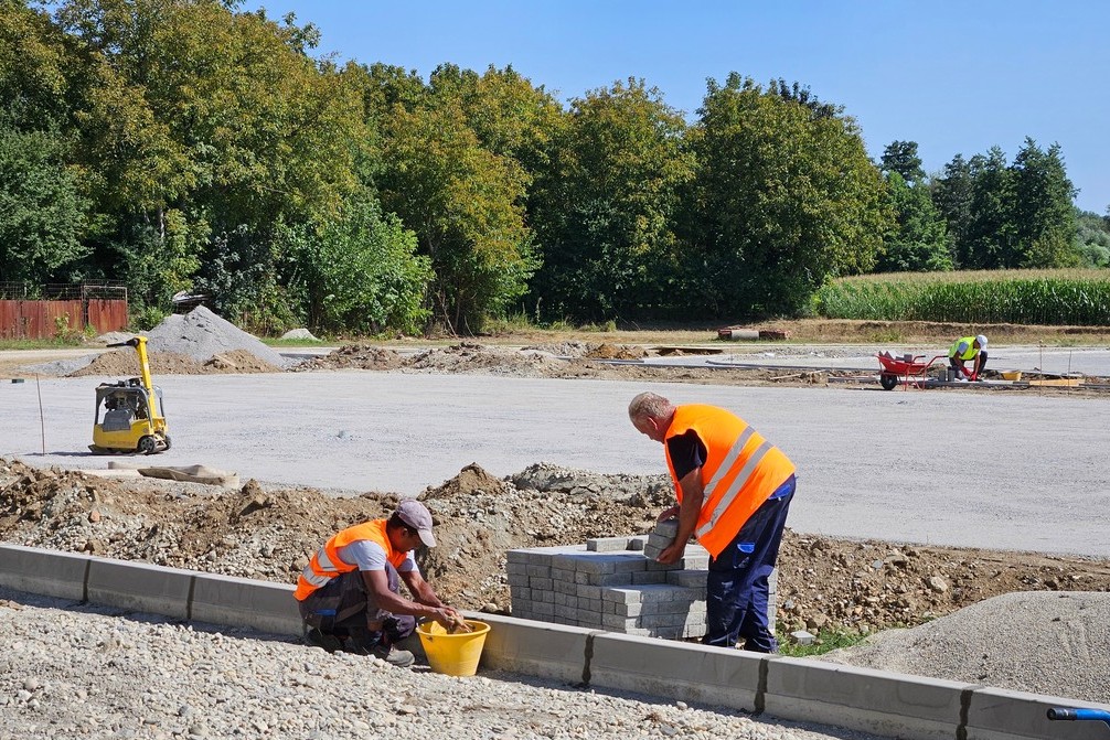 Radovi na rekonstrukciji školskog igrališta u Drnju