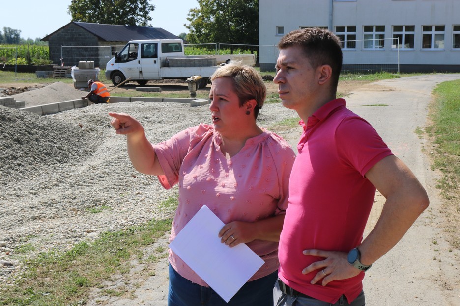 Načelnik Općine Drnje Petar Dombaj i ravnateljica škole Dunja Valenčak