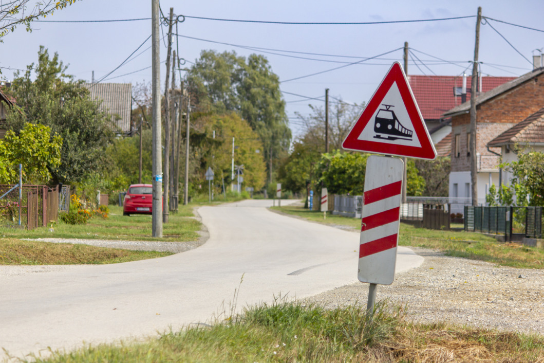 Željezničko-cestovni prijelaz u Okešincu