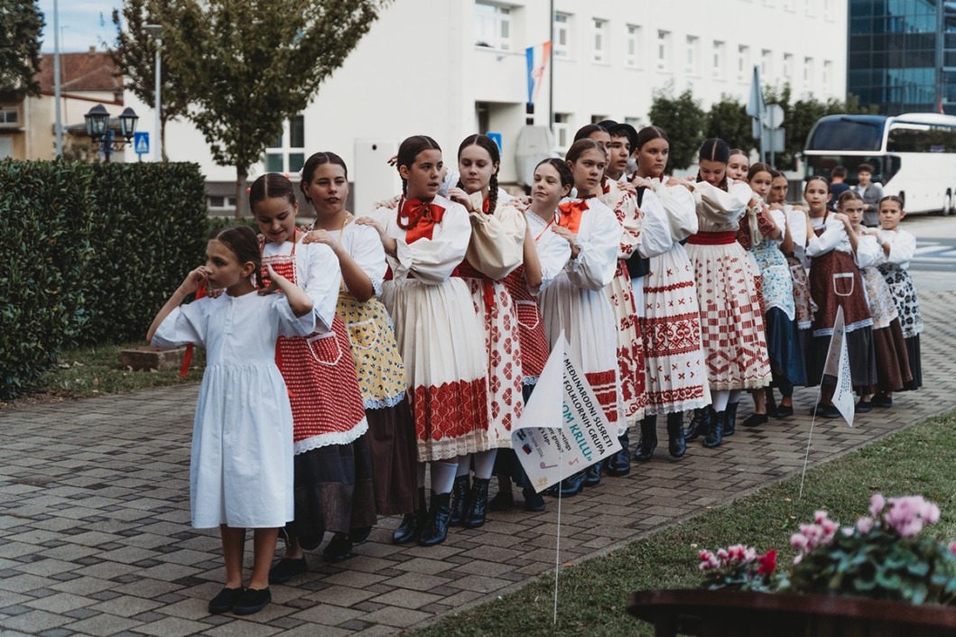 Međunarodni susreti dječjih folklornih grupa ‘U bakinom krilu‘