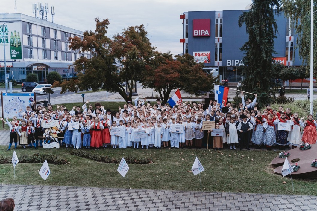 Međunarodni susreti dječjih folklornih grupa ‘U bakinom krilu‘