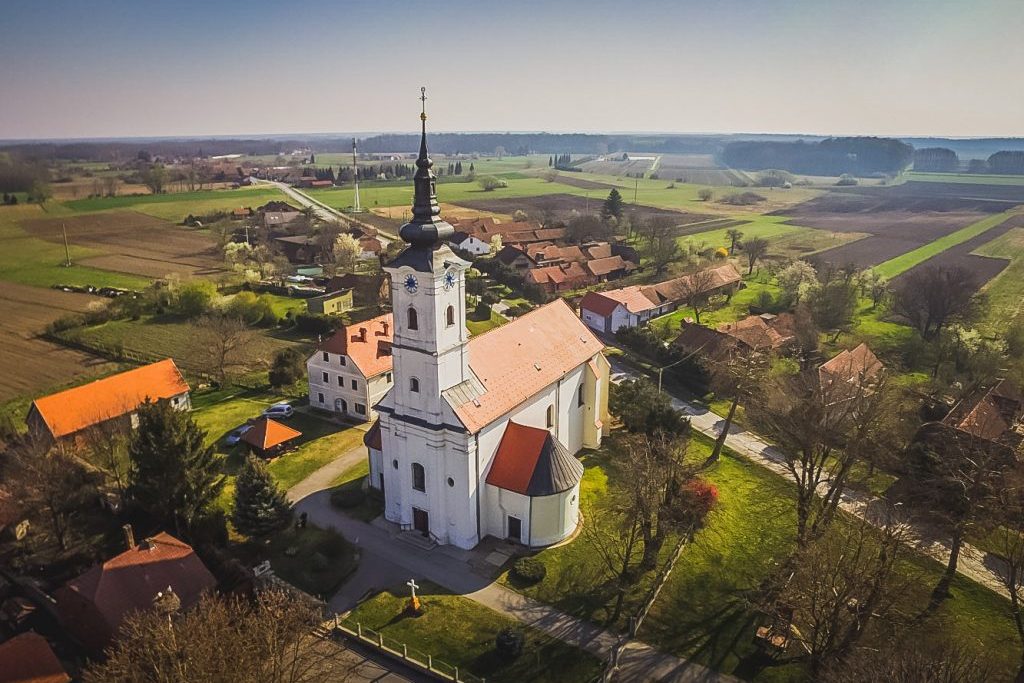 Pogled iz zraka na župnu crkvu svetog Benedikta i Žalosne Gospe u Kloštru Podravskom