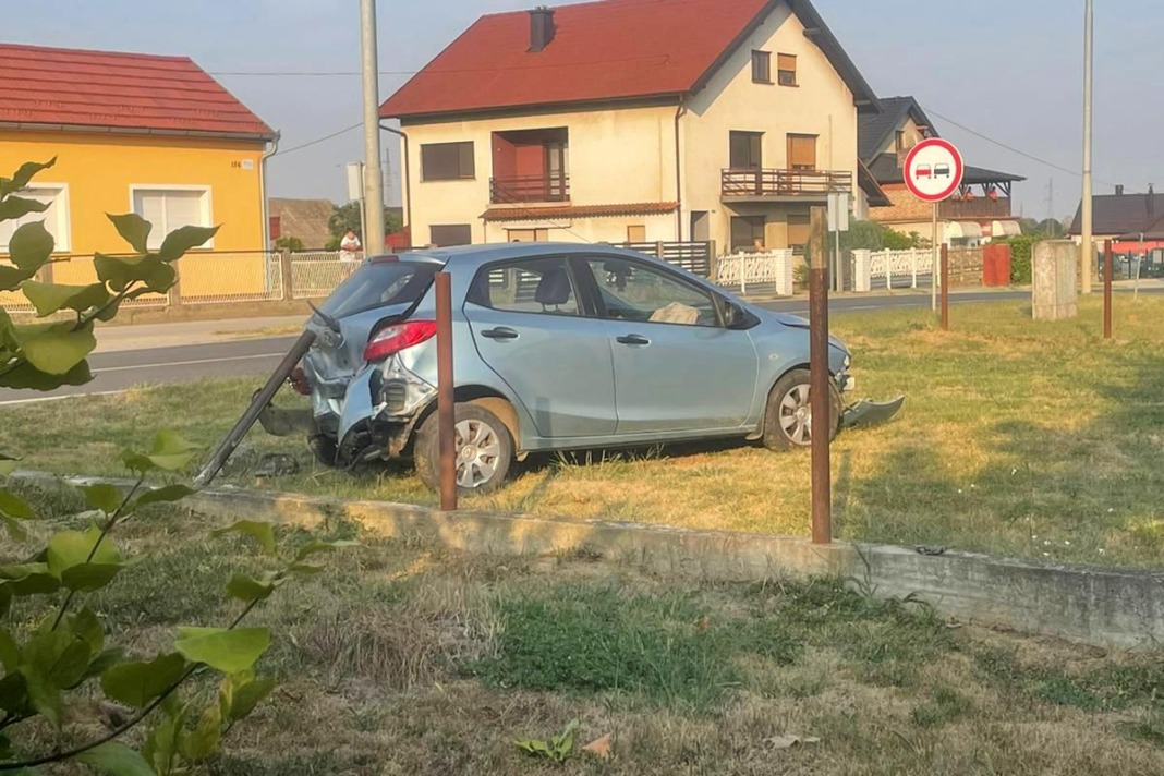 Automobil je sletio s ceste i udario u dvorišnu ogradu