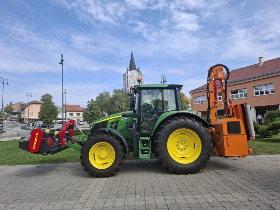 Novi traktor s opremom i priključcima Zelinskih komunalija