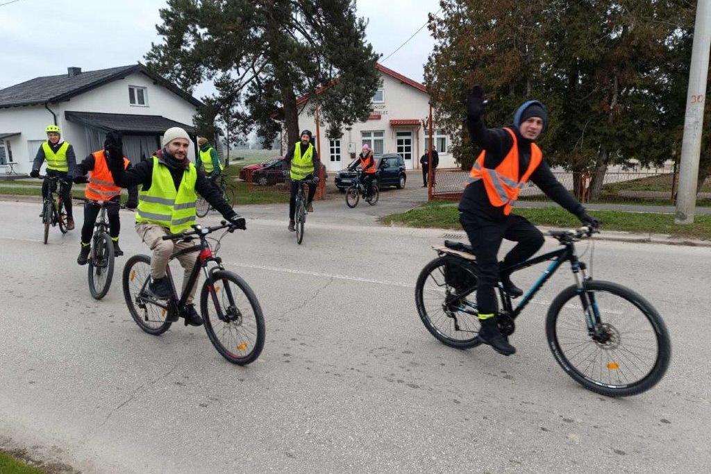 Biciklisti na putu za Vukovar 