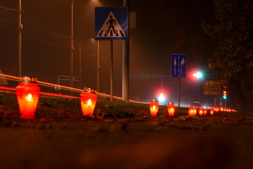 Paljenje svijeća u Ulici grada Vukovara u Đurđevcu