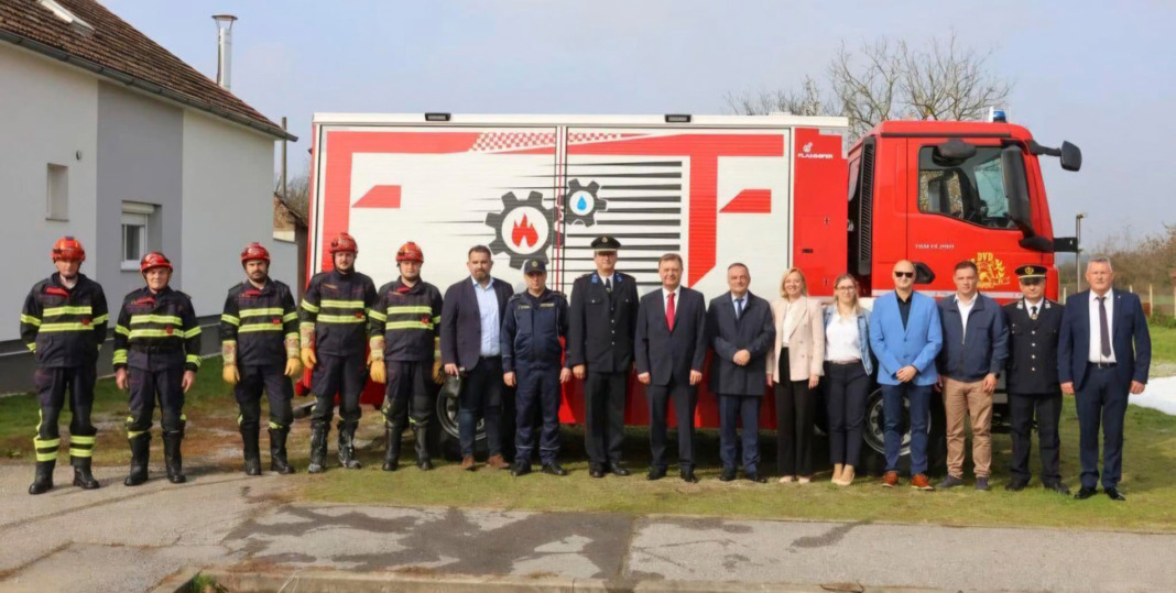 Uvaženi gosti i vatrogasci ispred novog vozila DVD-a Kalinovac