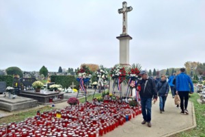 Upaljeni lampaši kraj centralnog križa na koprivničkom groblju