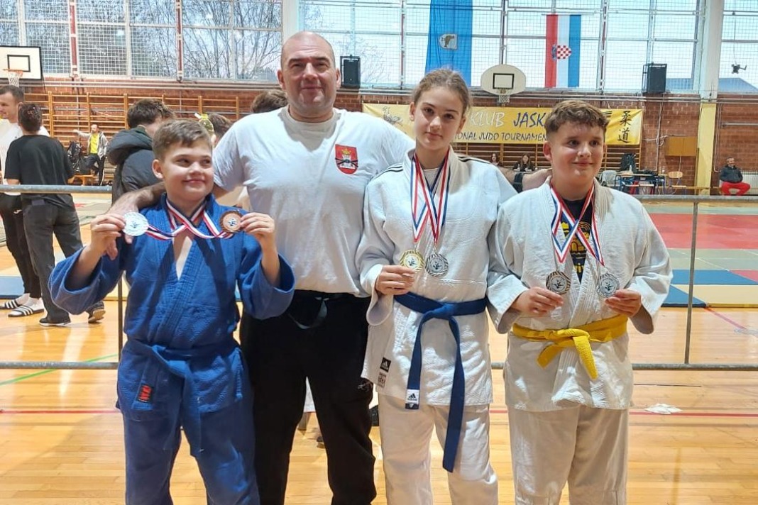 Članovi Judo kluba Koprivnica i trener Davor Rožac