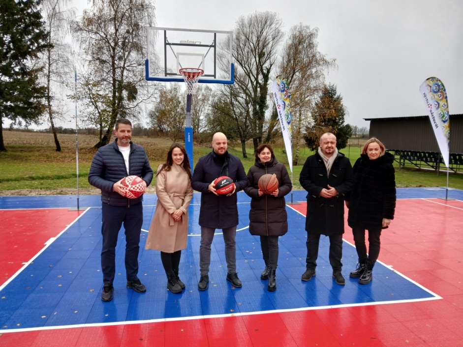 Detalj s male svečanosti otvorenja streetball igrališta u Dubravi