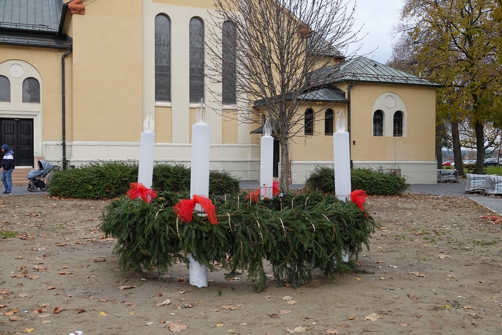 Adventski vijenac ispred crkve svetog Jurja u Đurđevcu