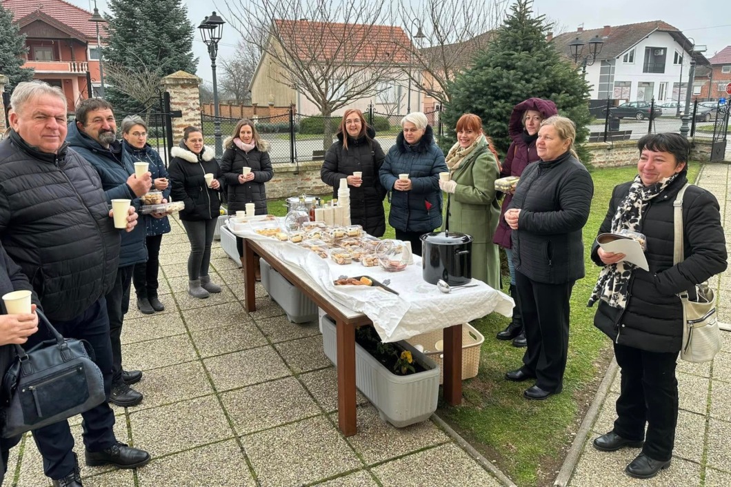 Kalinovečki vjernici na druženju ispred župne crkve