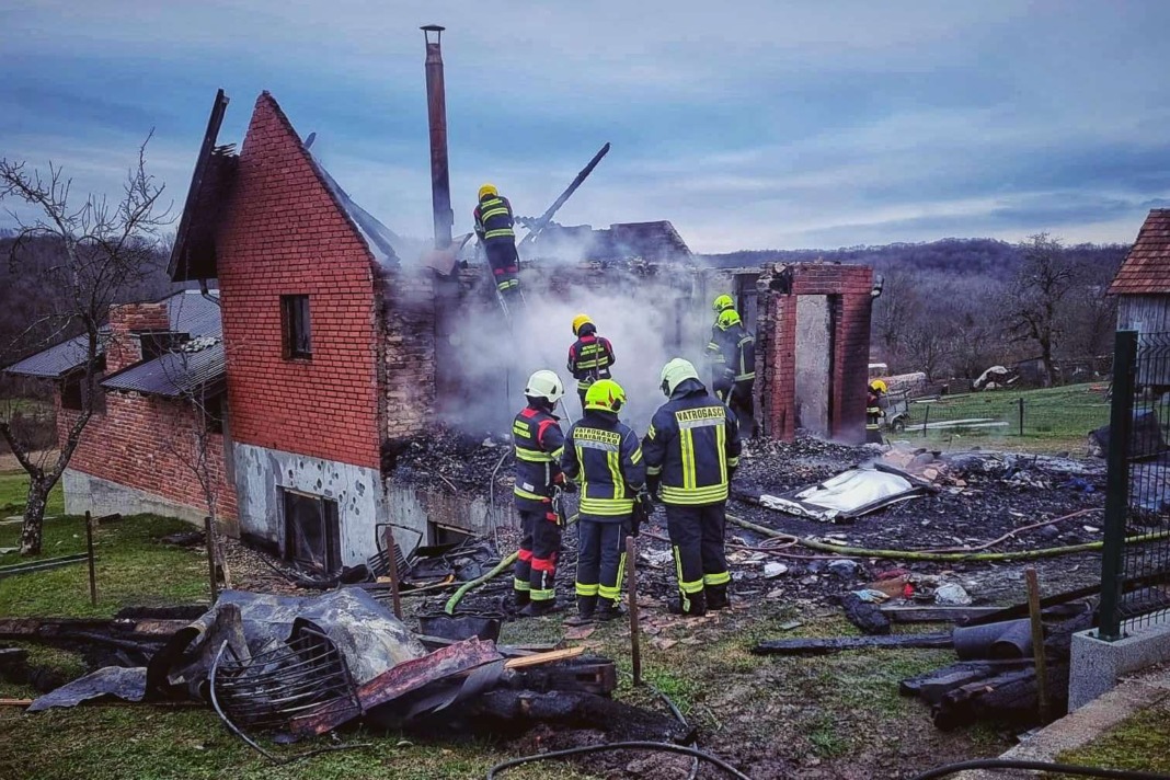 Vatrogasci na intervenciji gašenja kuće