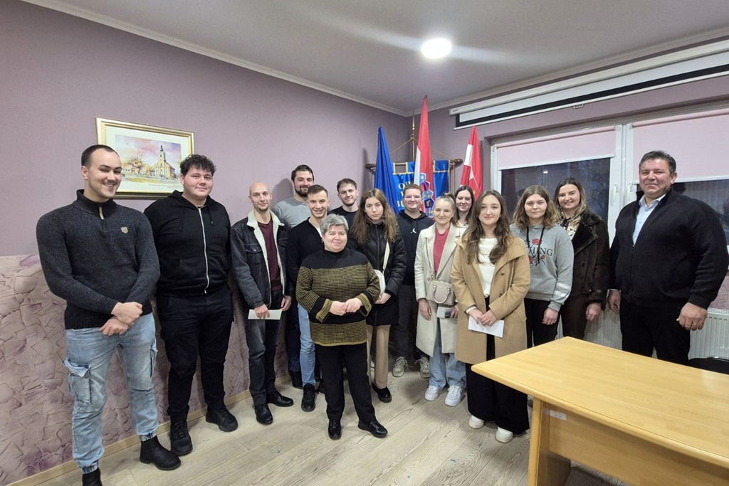 Načelnik Franjo Vrbanić i predsjednica Općinskog vijeća Općine Veliki Bukovec Jasenka Zdelar sa studentima