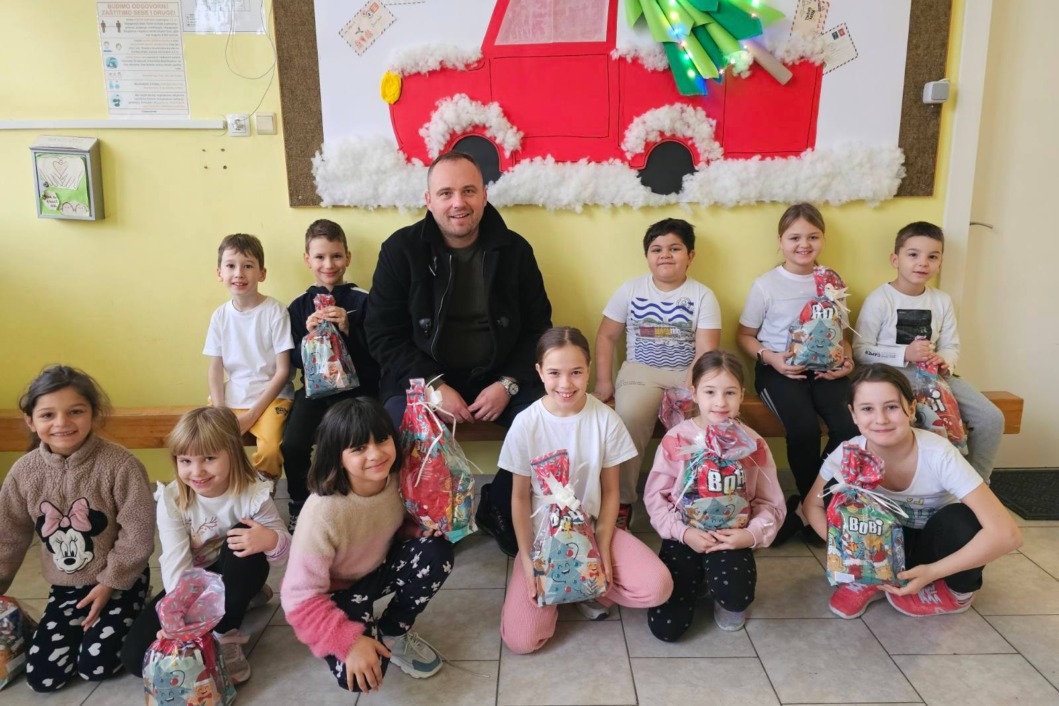 Načelnik Zoran Vrabelj i mališani