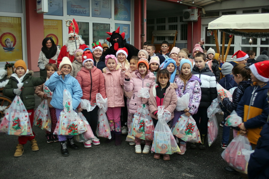 Sveti Nikola i krampus sa sesvečkim mališanima