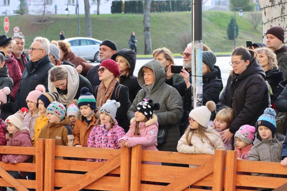 Žive jaslice ispred crkve svetog Roka u Virovitici