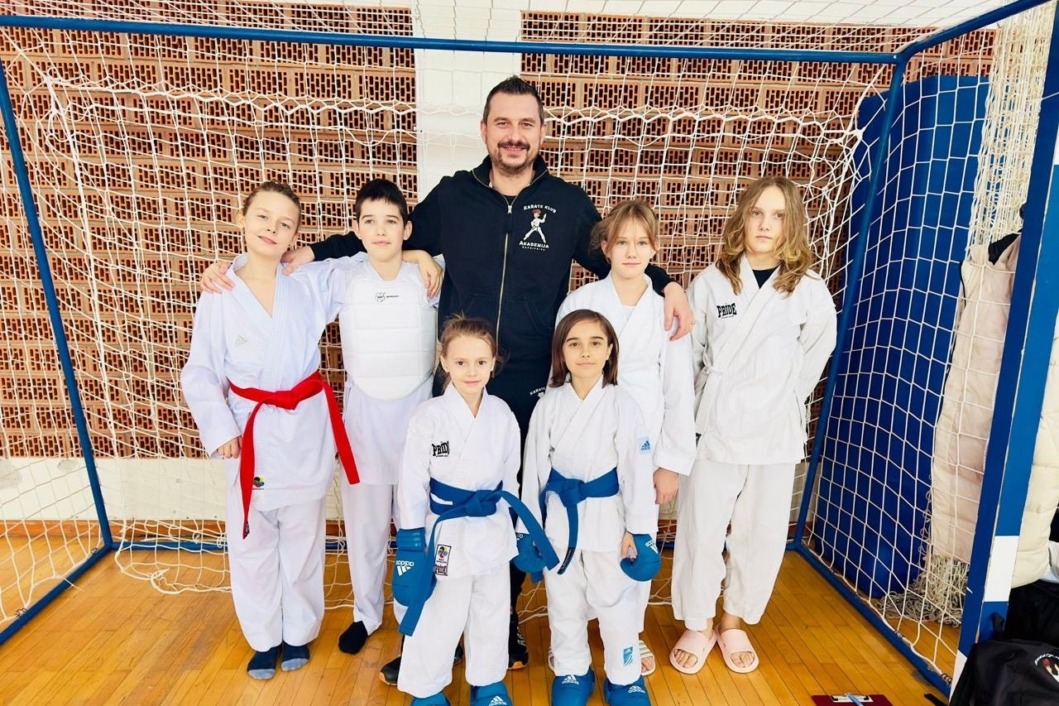 Članovi Karate kluba Akademija i trener