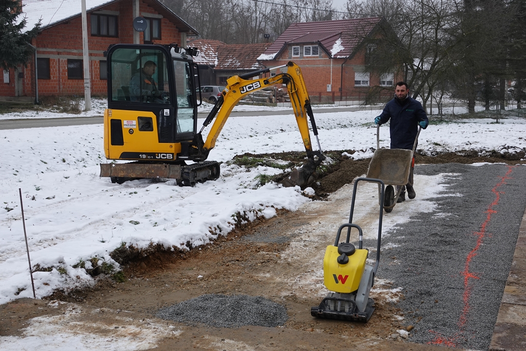 Uređenje platoa ispred društvenog doma u Svetoj Ani