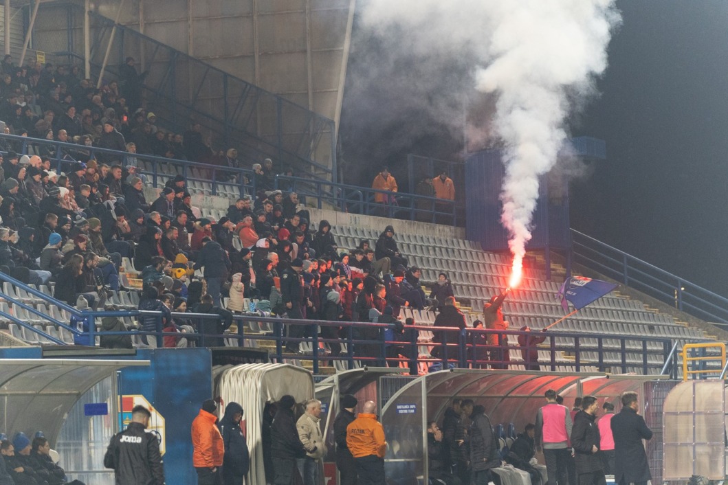 Navijač Slavena Belupa s upaljenom bengalkom