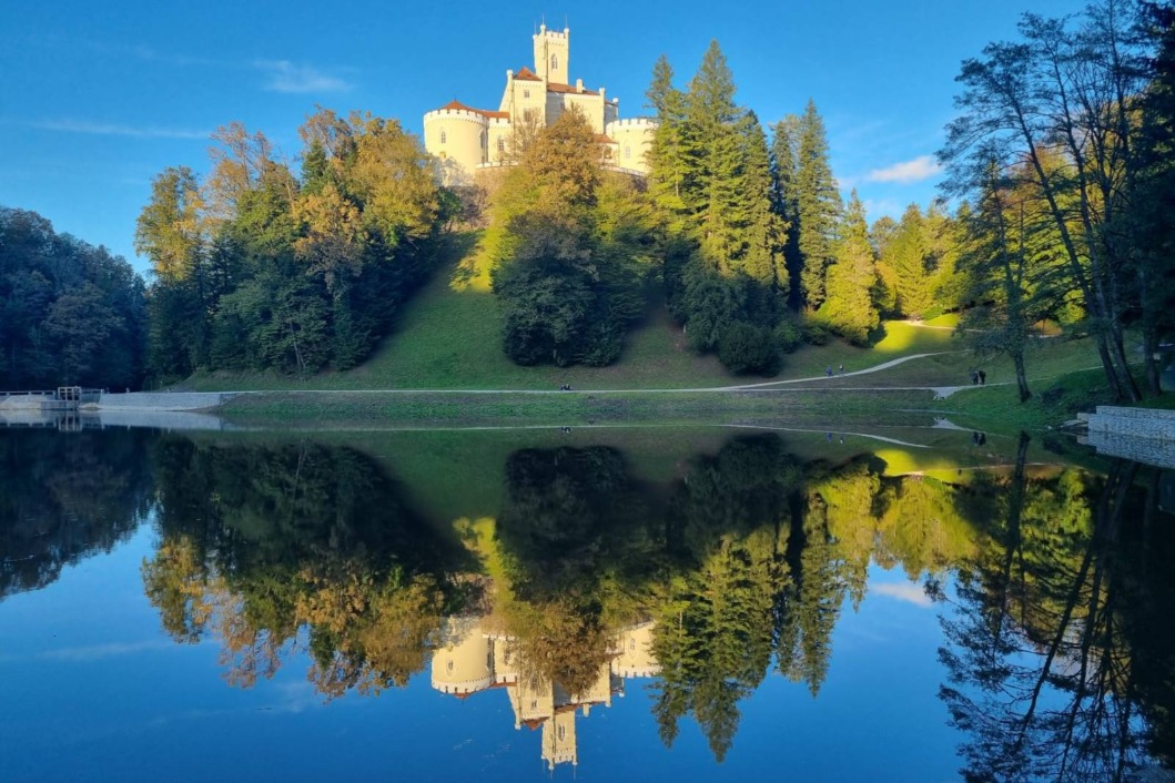 Dvorac i jezero Trakošćan