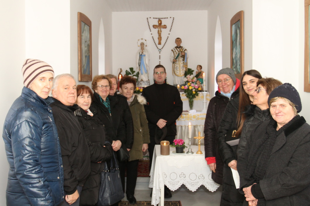 Vjernici i župnik u kapeli na Peskima