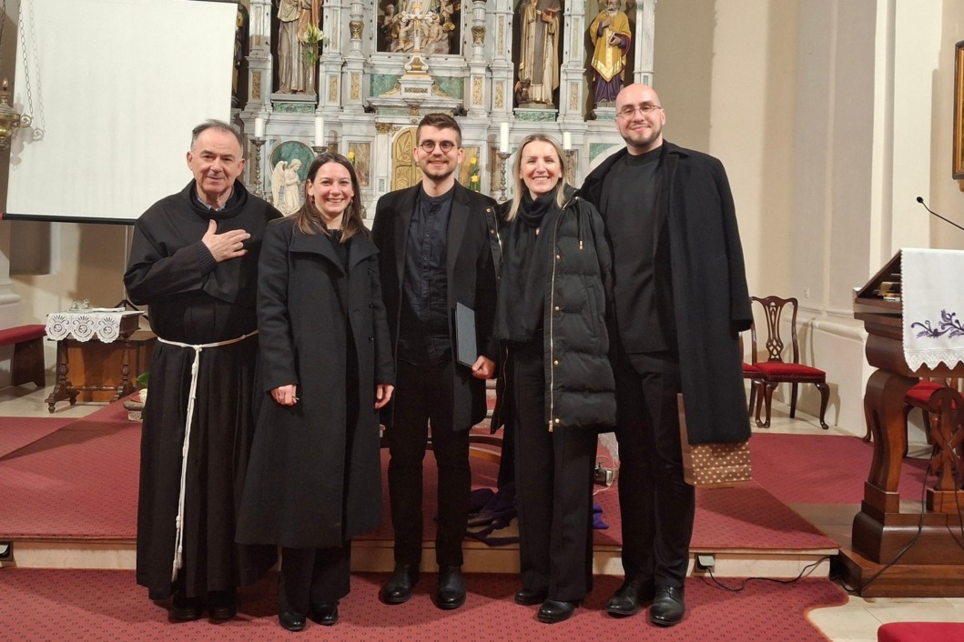 Članovi ansambla Angelus i kloštranski župnik fra Ivan Široki